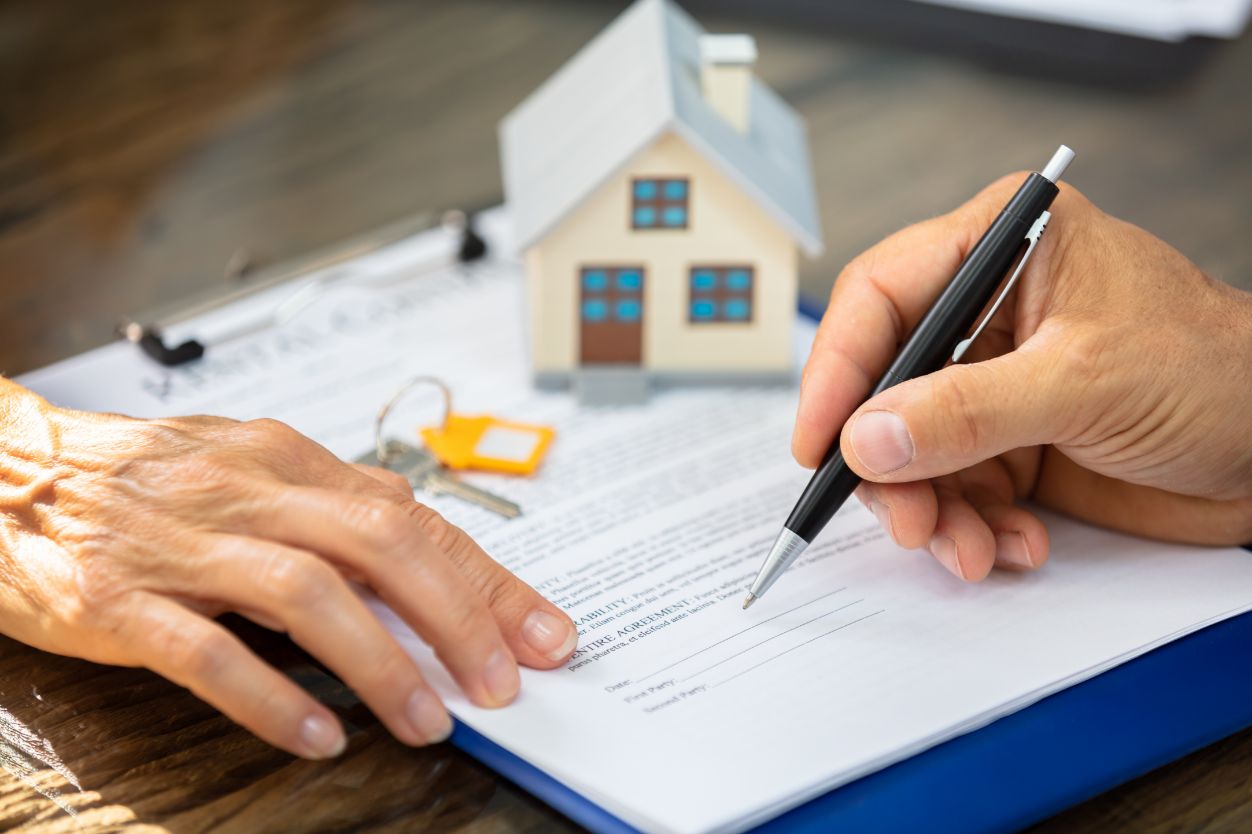 What Should a Wholesale Real Estate Contract Include?